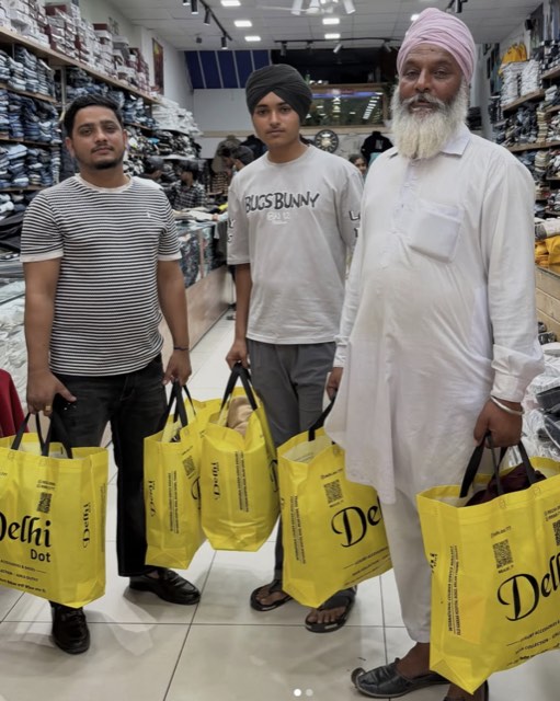 Customers holding Delhi·Dot shopping bags in the Tohana store