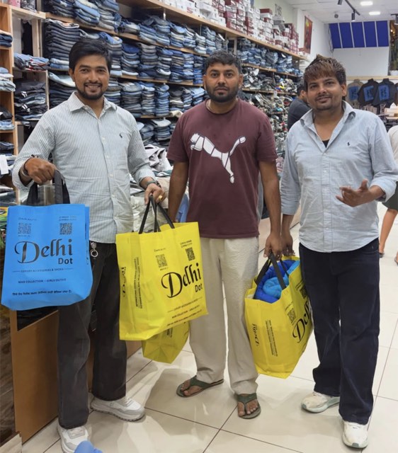 Customers with Delhi·Dot shopping bags at the Tohana store counter